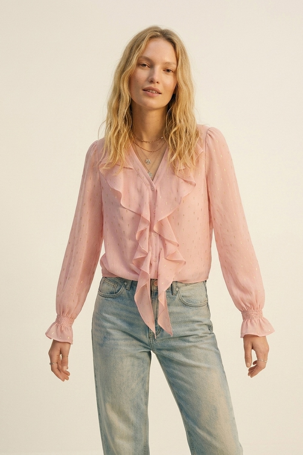 Blusa de Gasa con Volantes y Botones de Lunares Dorados en Rosa Claro Blusa de Gasa con Volantes y Botones de Lunares Dorados en Rosa Claro