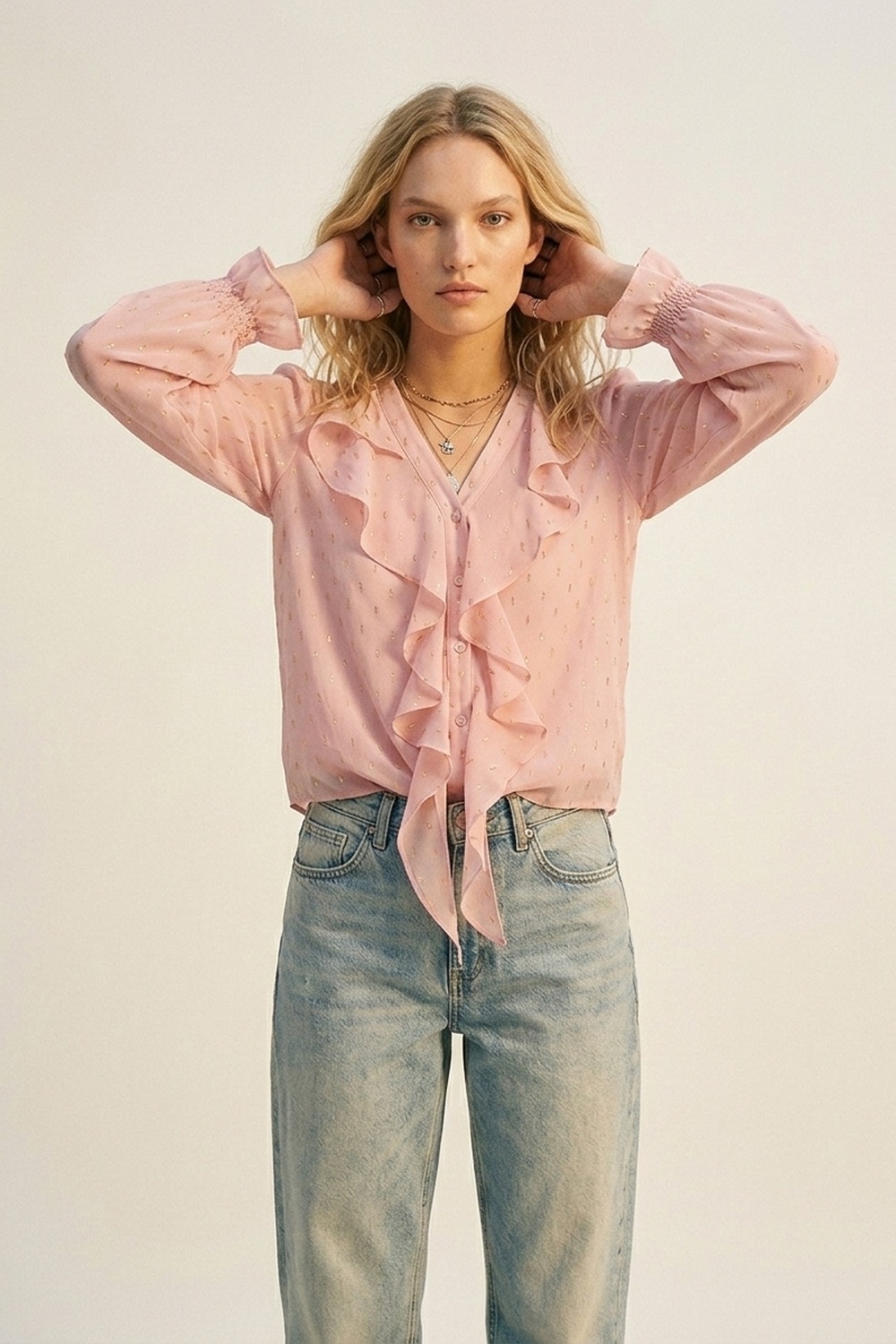 Blusa de Gasa con Volantes y Botones de Lunares Dorados en Rosa Claro Blusa de Gasa con Volantes y Botones de Lunares Dorados en Rosa Claro