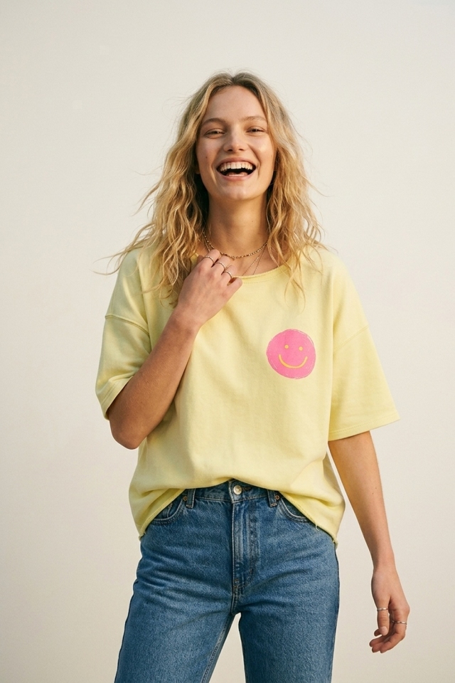 Top de Algod&oacute;n Amarillo de Corte Holgado con Parche de Sonrisa
