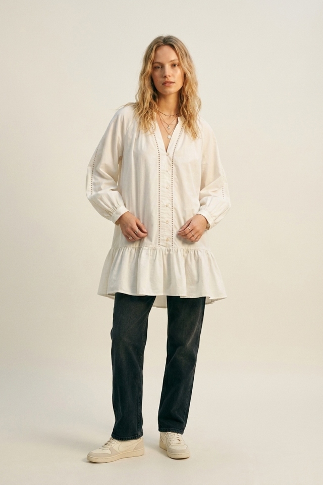 Vestido campesino blanco de algod&oacute;n ligero con dobladillo de volantes