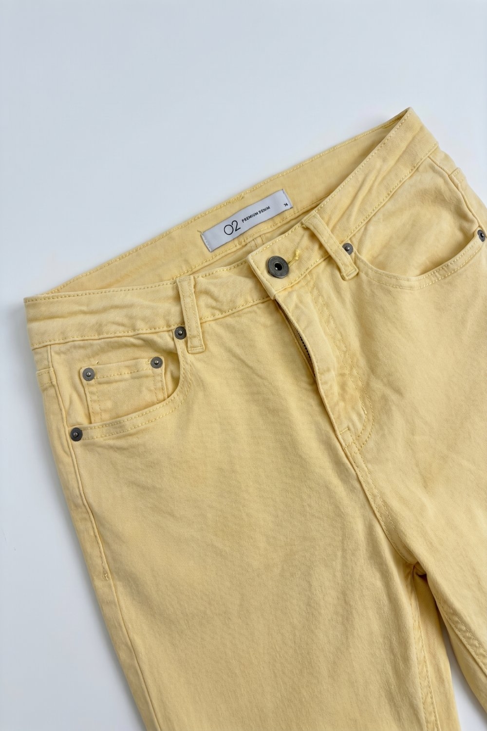 Jeans acampanados con borde de dobladillo sin rematar en color amarillo Jeans acampanados con borde de dobladillo sin rematar en color amarillo