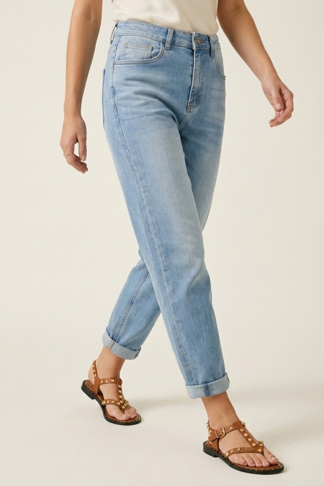 Jeans de mezclilla azul claro de corte relajado y estilo recortado.