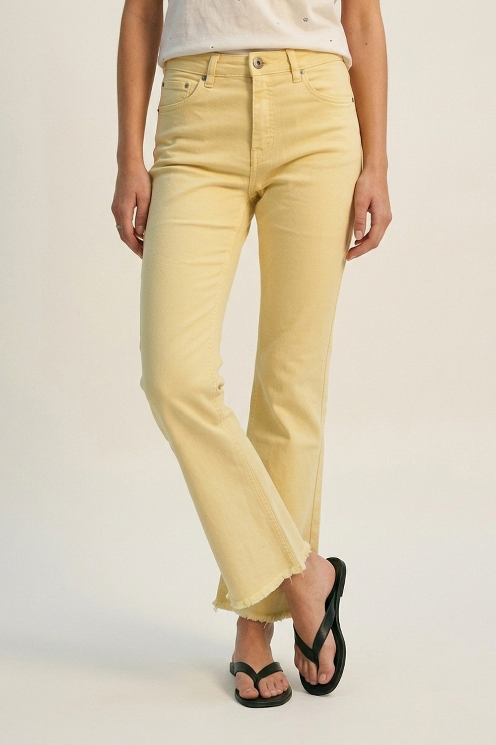 Jeans acampanados con borde de dobladillo sin rematar en color amarillo Jeans acampanados con borde de dobladillo sin rematar en color amarillo