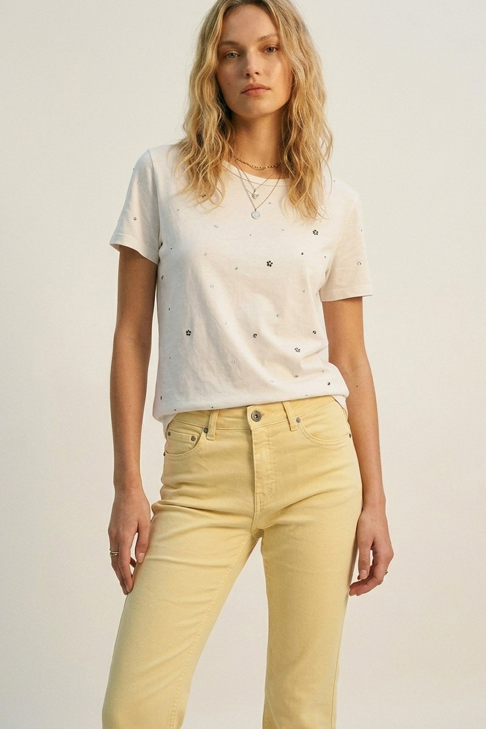 Jeans acampanados con borde de dobladillo sin rematar en color amarillo Jeans acampanados con borde de dobladillo sin rematar en color amarillo