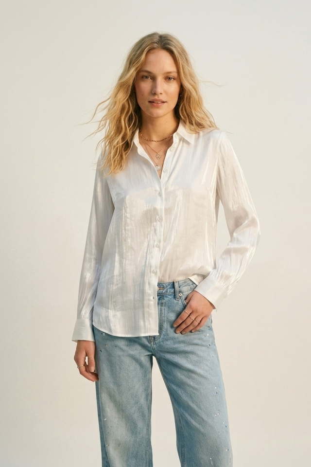 Camisa blanca de sat&eacute;n con botones