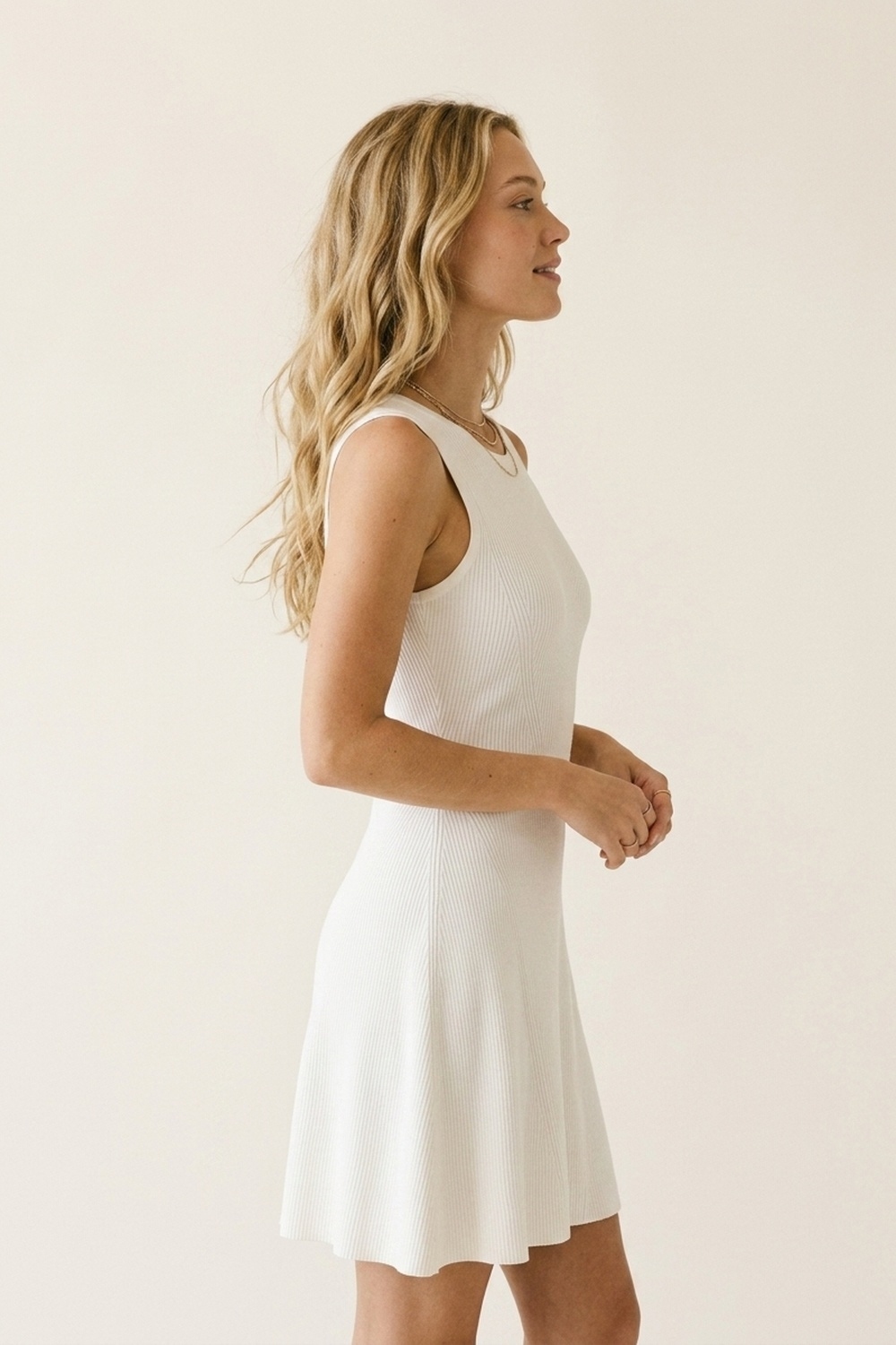 Vestido ajustado blanco de punto acanalado sin mangas