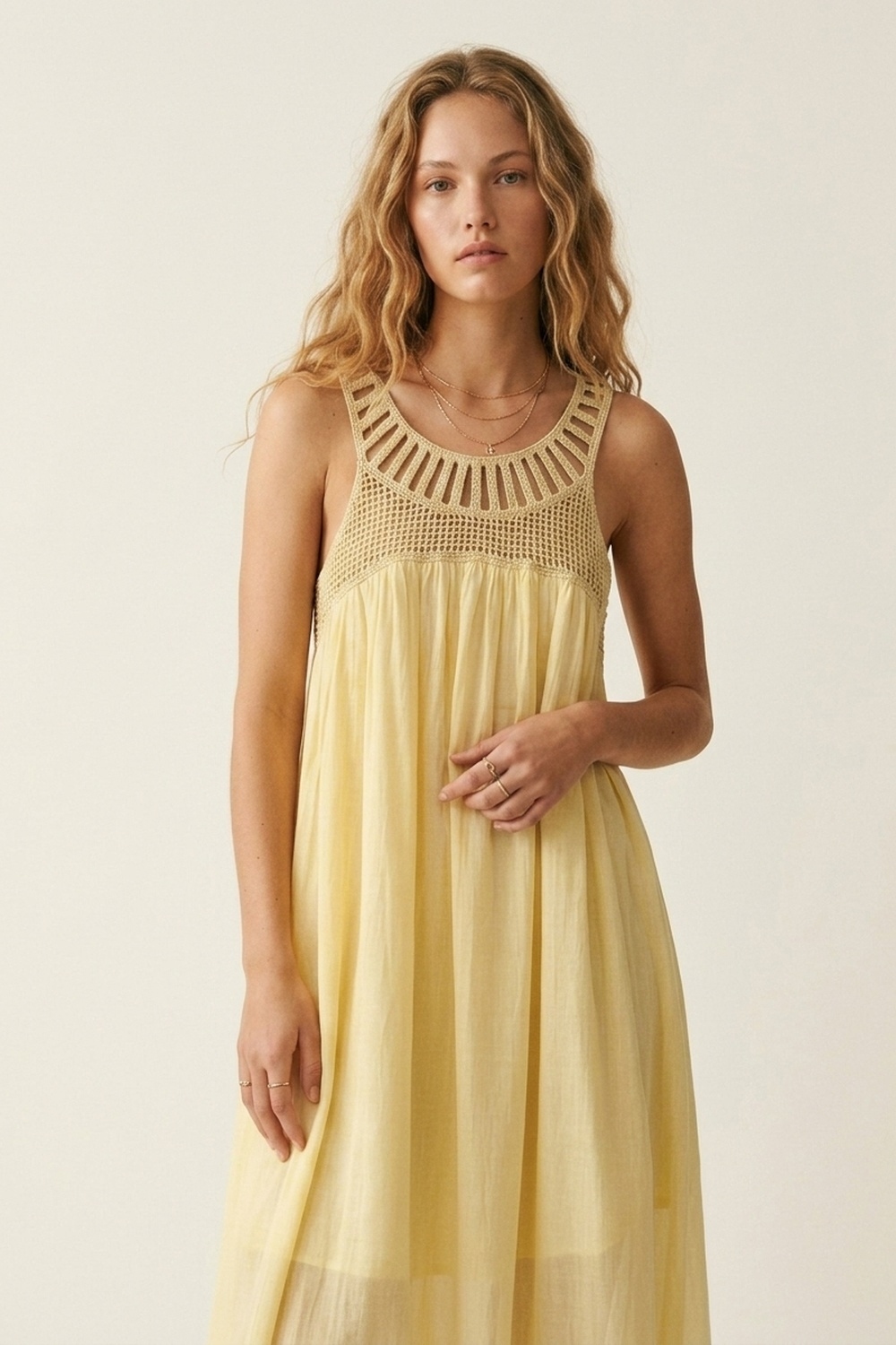 Vestido Maxi Amarillo con Canes&uacute; de Ganchillo y Falda Fluyente