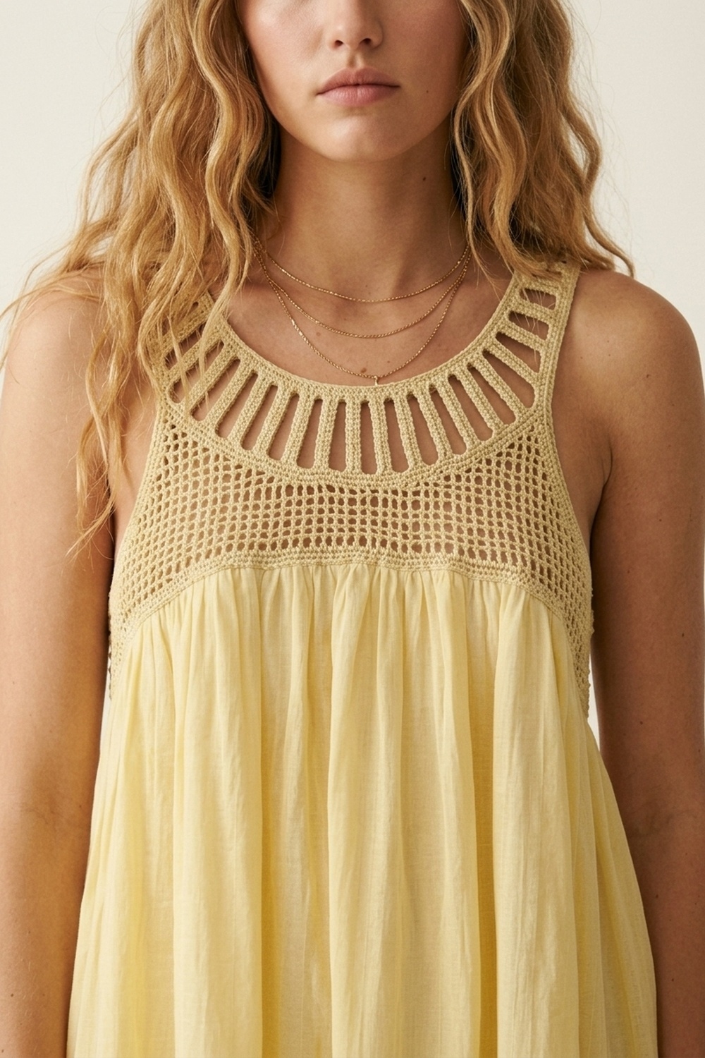 Vestido Maxi Amarillo con Canes&uacute; de Ganchillo y Falda Fluyente