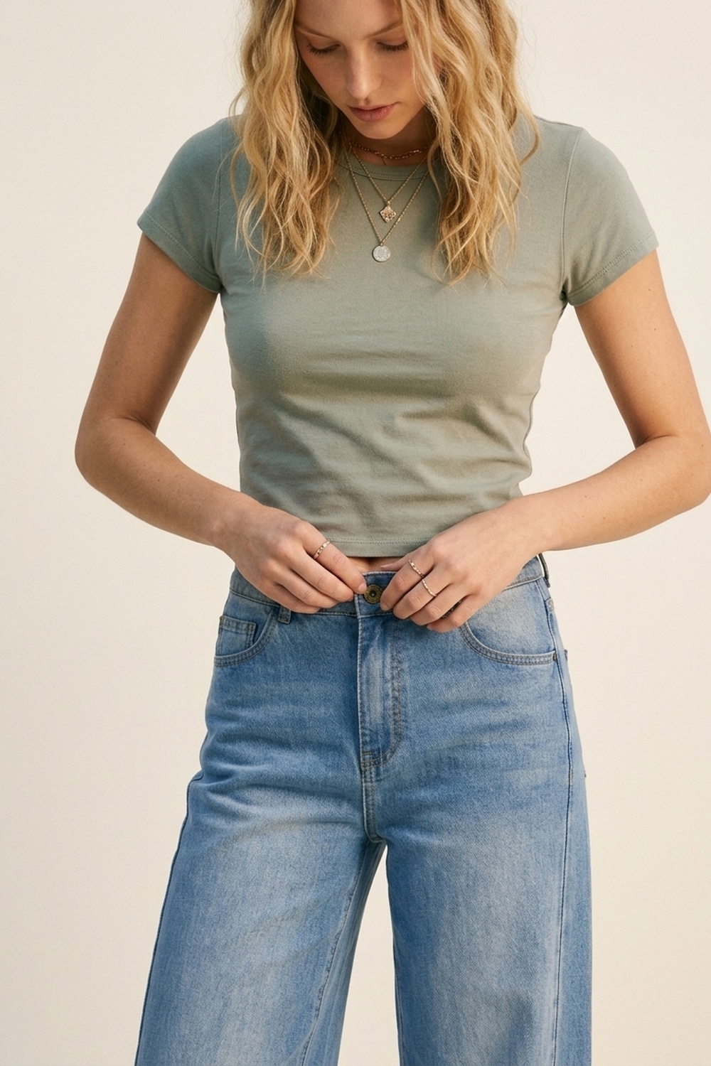 Jeans azul de pierna ancha y lavado claro con costuras laterales