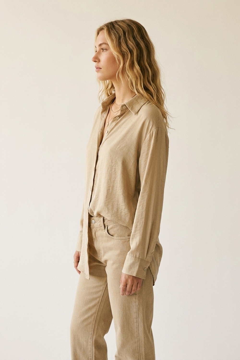 Vestido camisero beige de manga larga con botones al frente en satén brillante Vestido camisero beige de manga larga con botones al frente en satén brillante