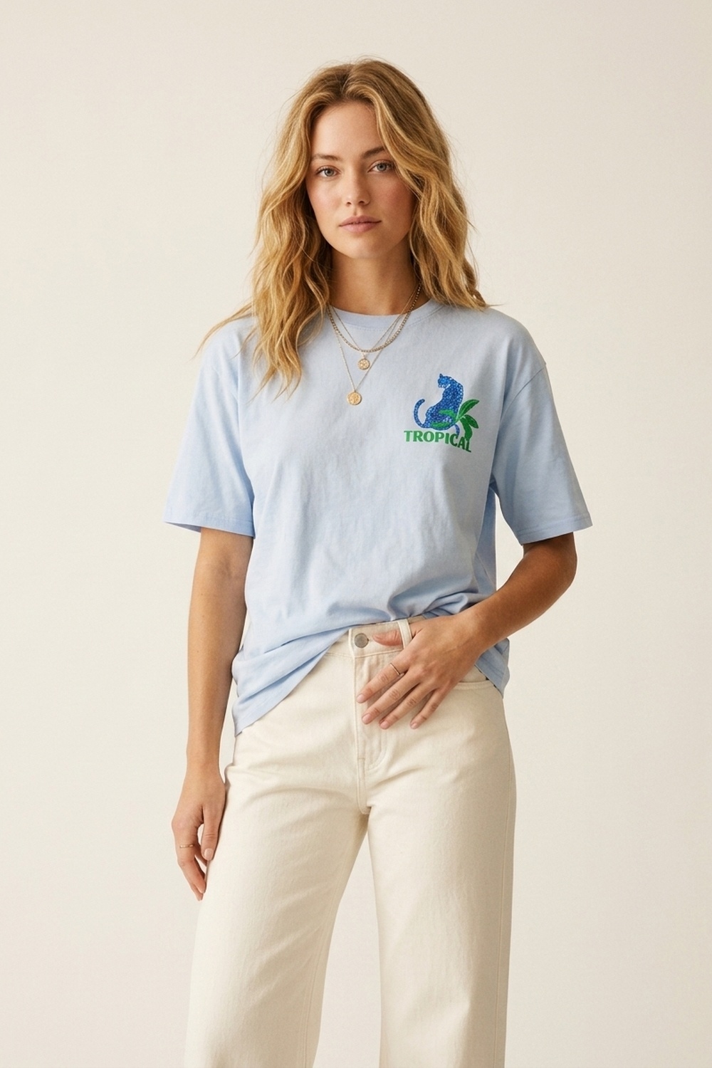 Camiseta azul hecha en Italia con estampado gr&aacute;fico tropical