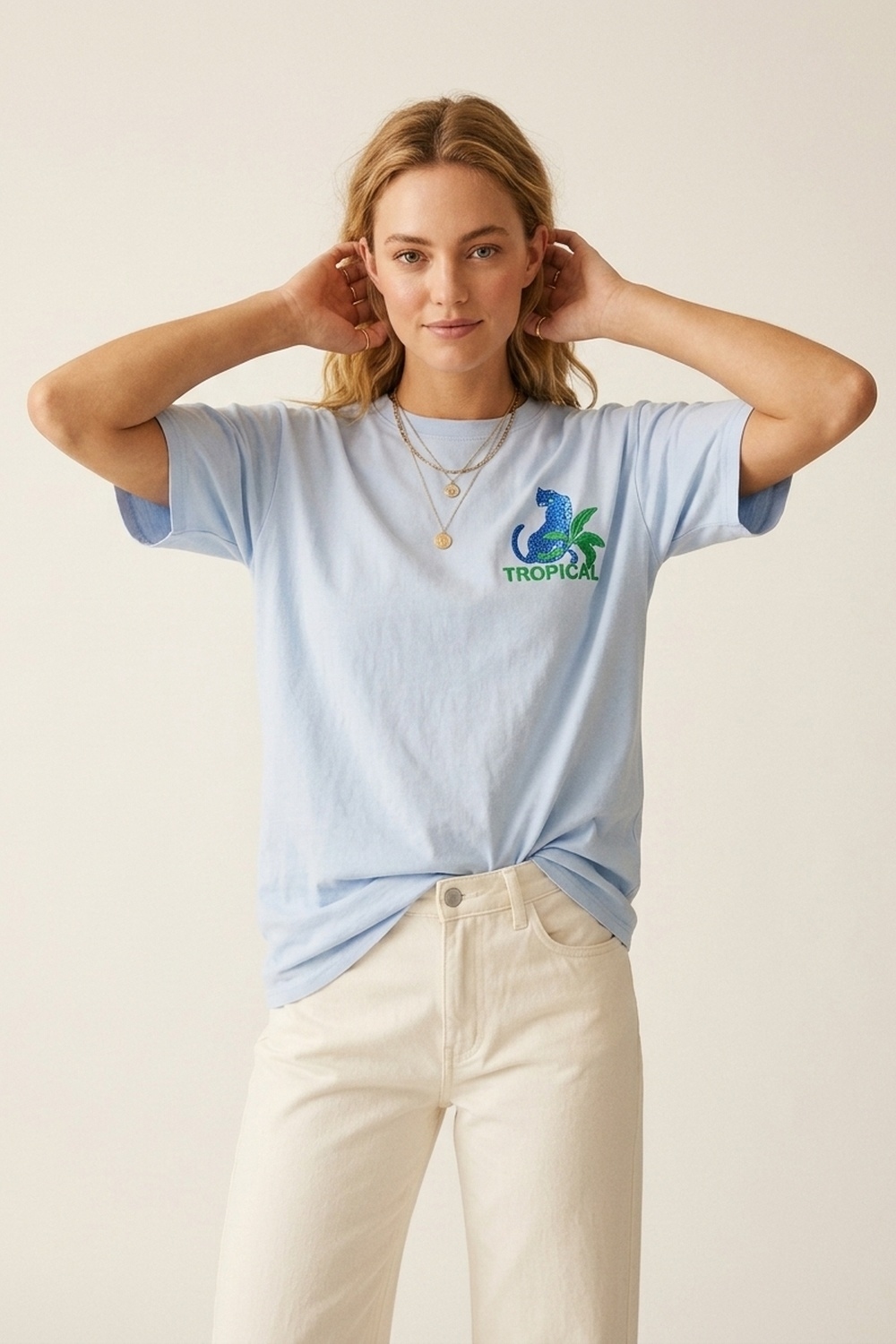 Camiseta azul hecha en Italia con estampado gr&aacute;fico tropical