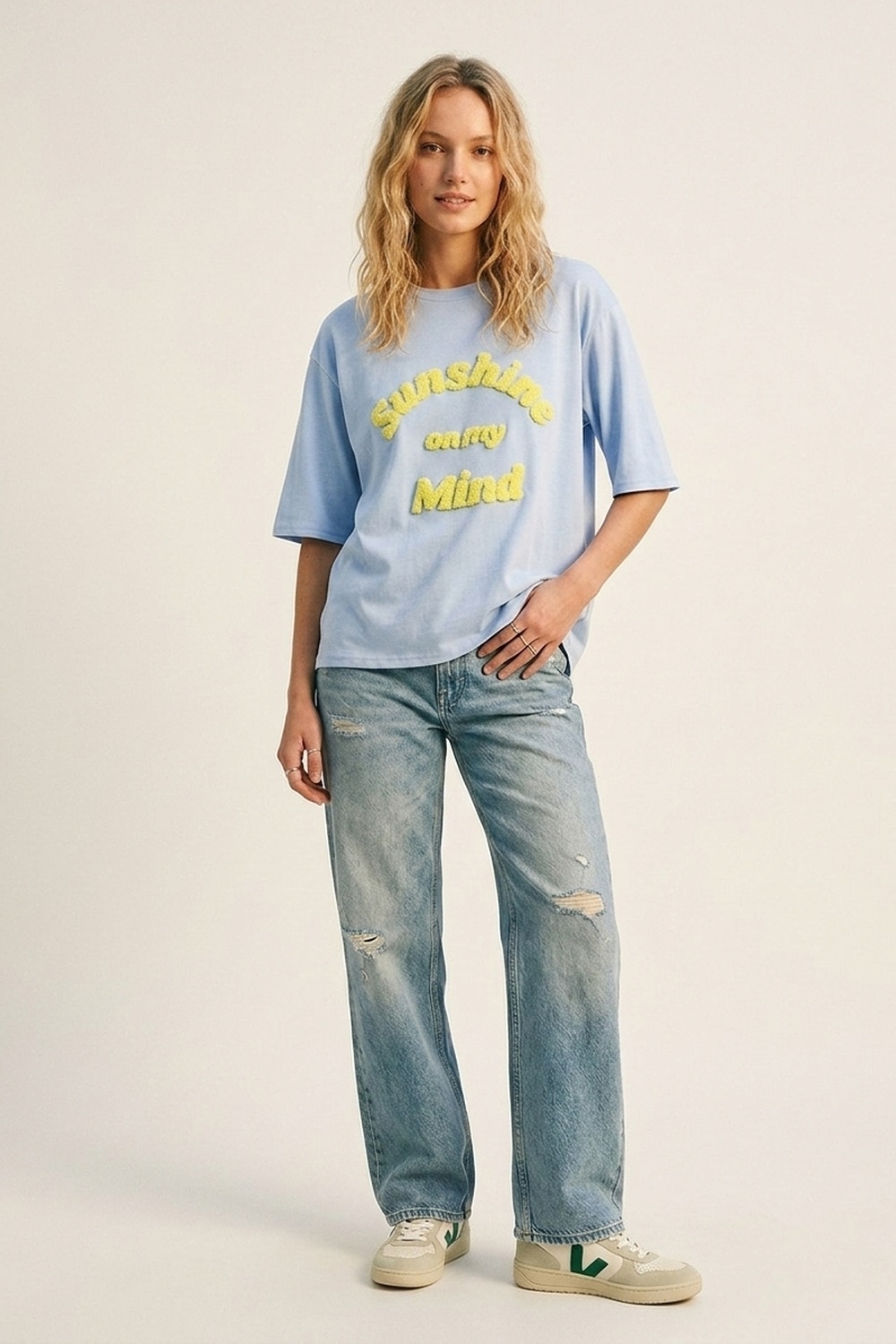 Camiseta Azul Claro de Corte Relajado con Letras Amarillas