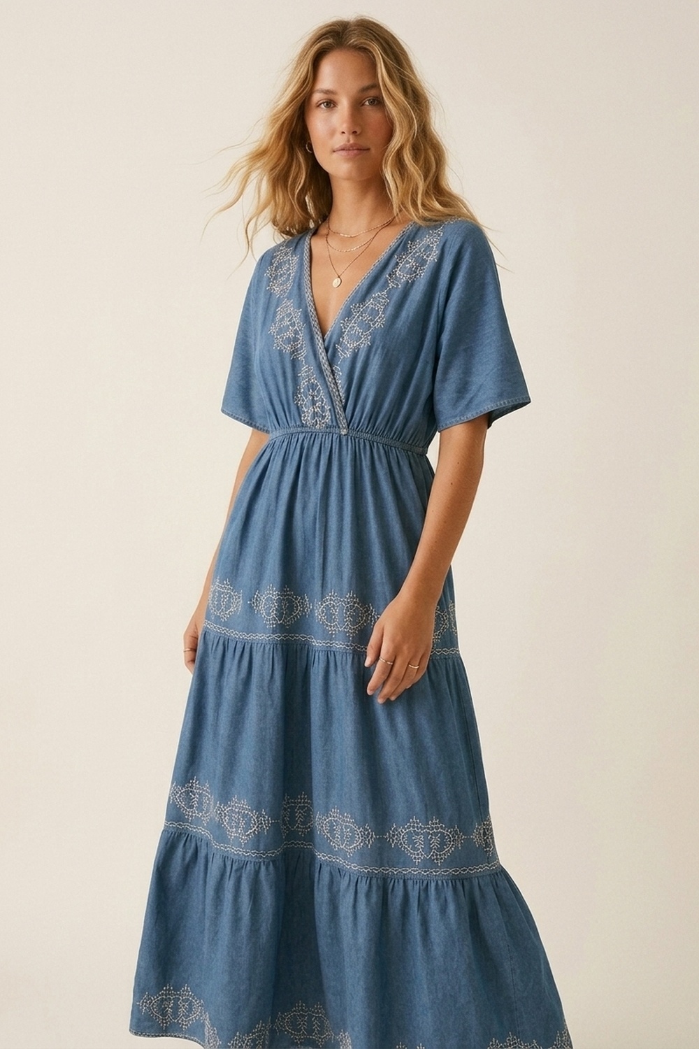 Maxivestido bordado azul con escote en V