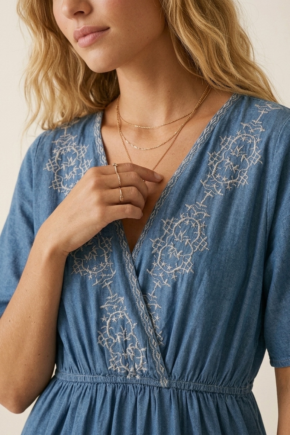 Maxivestido bordado azul con escote en V