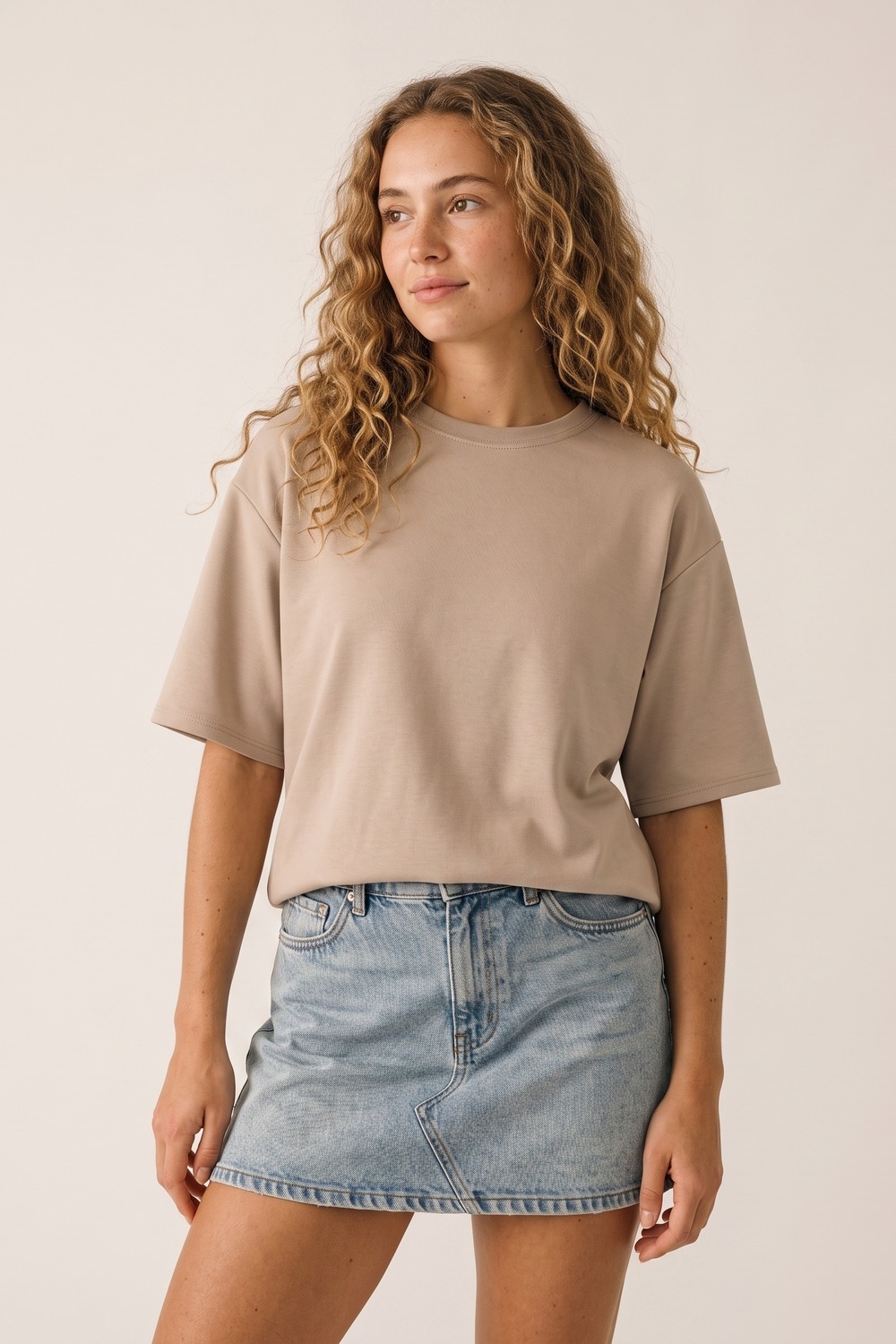 Camiseta de manga corta con ajuste relajado y cuello redondo en beige