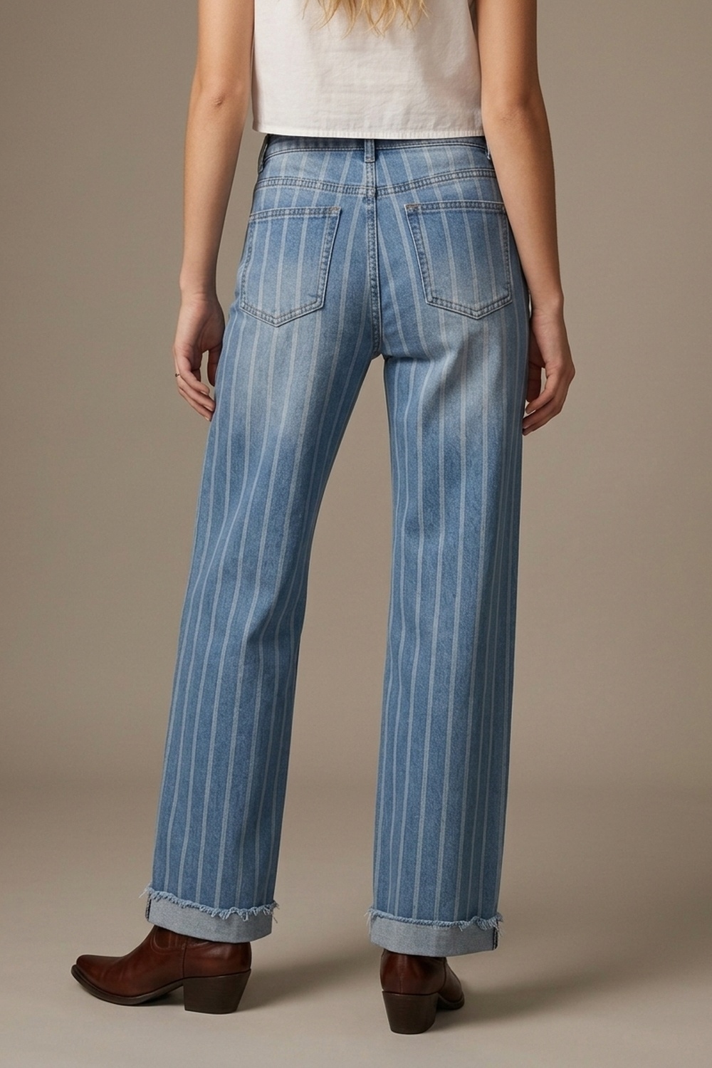 Jeans azul medio con dise&ntilde;o de rayas y pernera ancha deshilachada