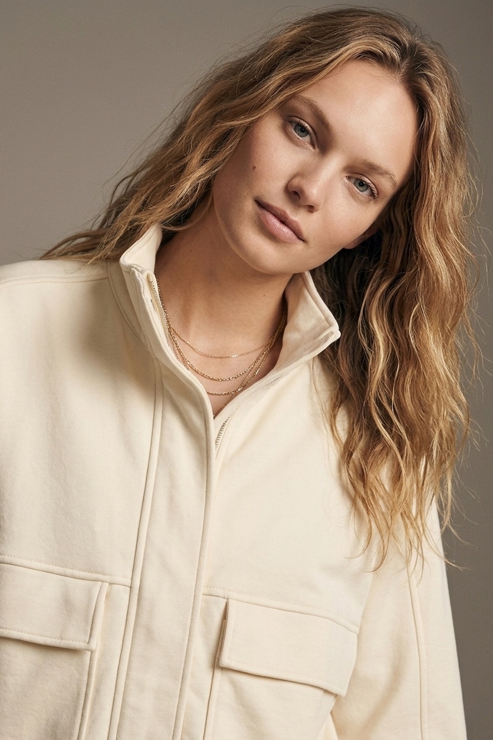 Chaqueta Bomber Relajada Con Bolsillo Frontal Y Cuello Alto De Viscosa Crema