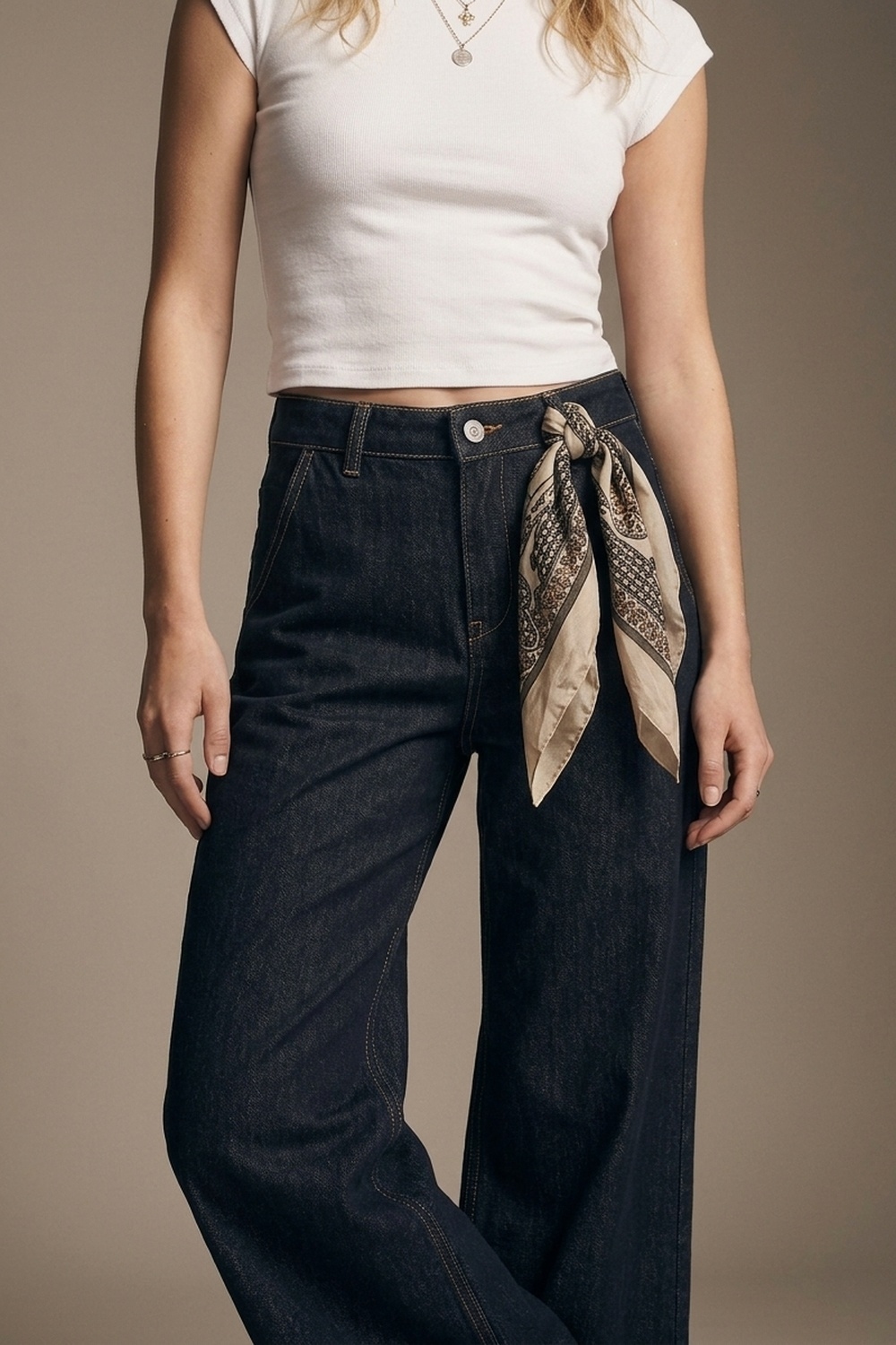 Jeans de Pierna Ancha en Denim Oscuro con Costuras en Contraste