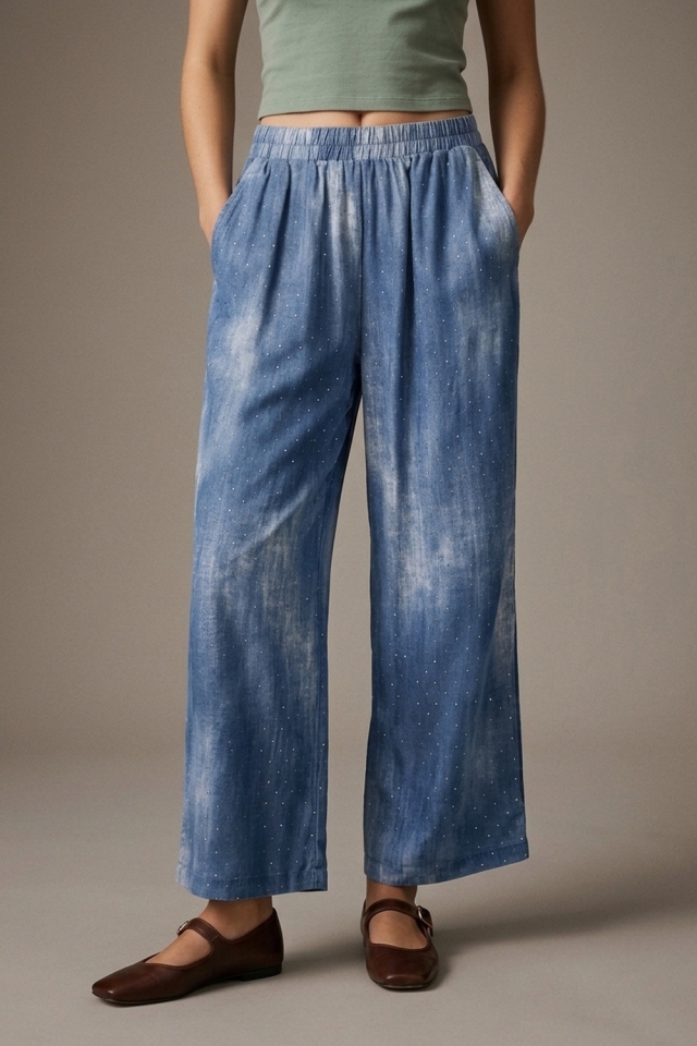 Pantalones anchos de cintura el&aacute;stica en tejido ligero azul con dise&ntilde;o tie-dye.