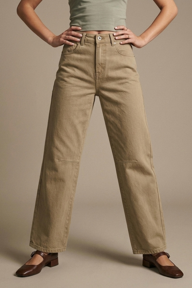 Jeans de mezclilla caqui r&iacute;gidos, de pierna ancha y cintura alta, sin elasticidad.