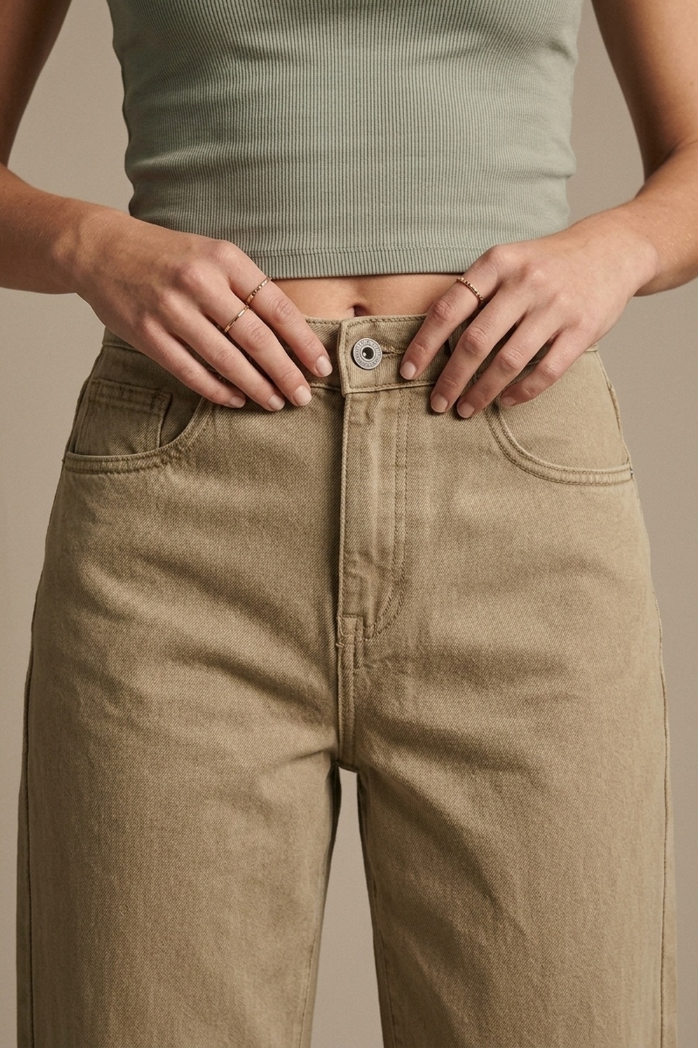 Pantalones vaqueros beige de mezclilla elástica suave de pierna ancha con costura en la rodilla Pantalones vaqueros beige de mezclilla elástica suave de pierna ancha con costura en la rodilla