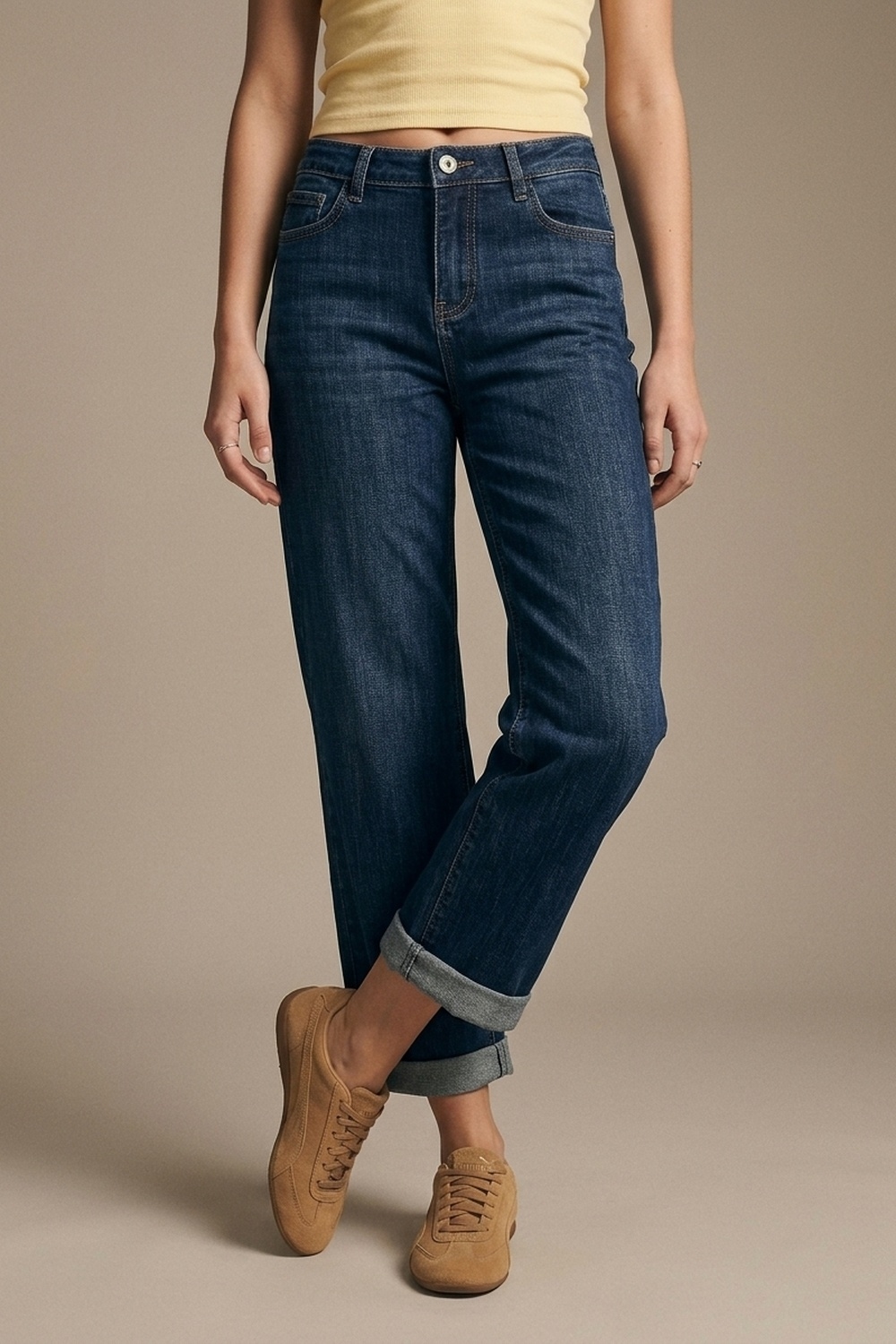 Jeans mom de mezclilla azul oscuro con pierna ancha y longitud hasta el tobillo