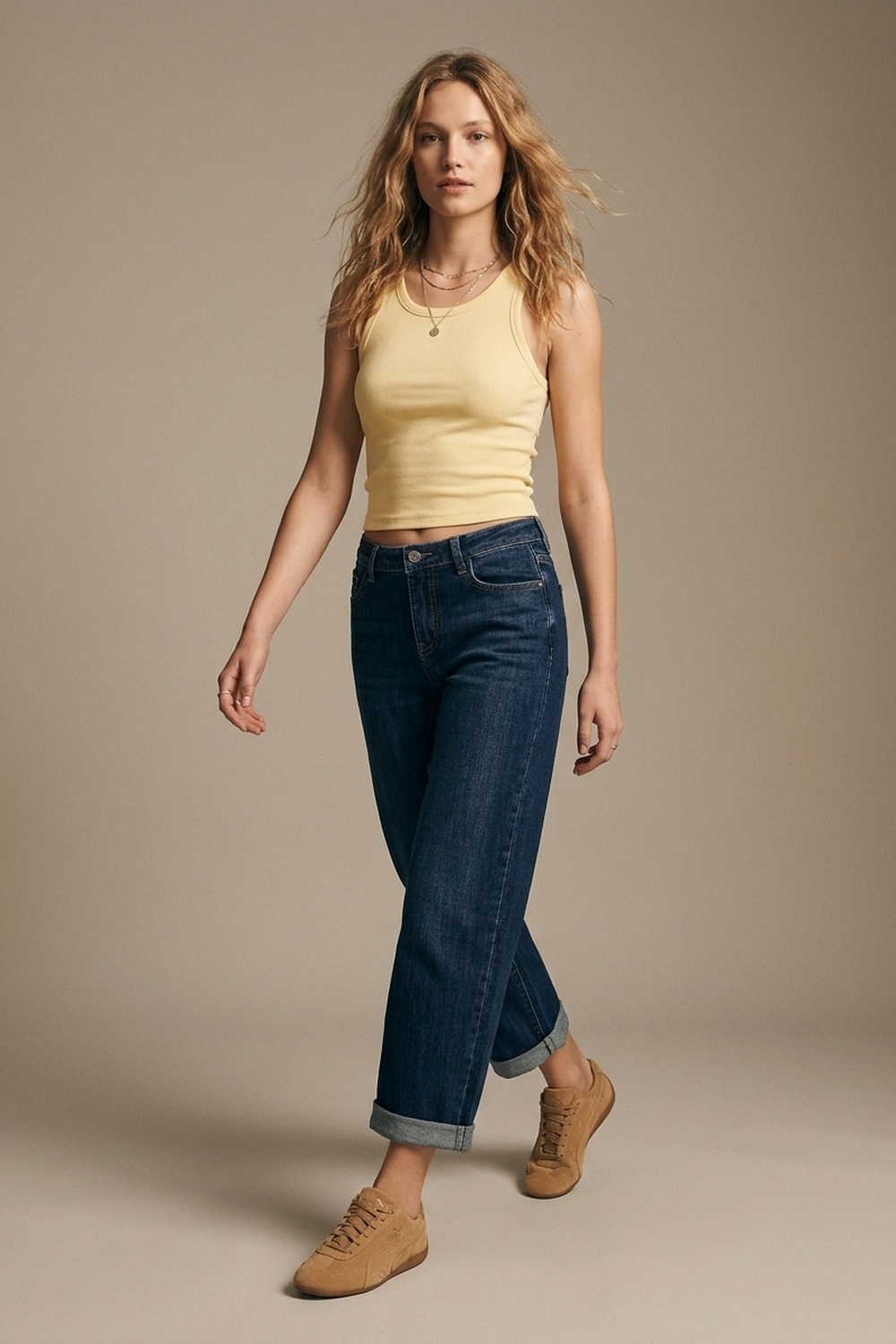 Jeans mom de mezclilla azul oscuro con pierna ancha y longitud hasta el tobillo