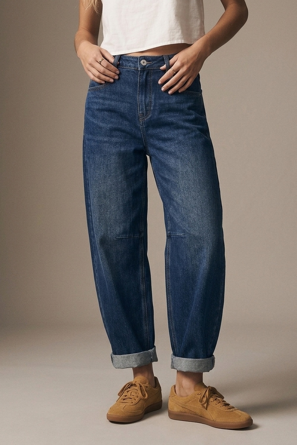 Jeans de pierna ancha con estilo de pierna de barril ancho en lavado oscuro azul con dobladillo vuelto