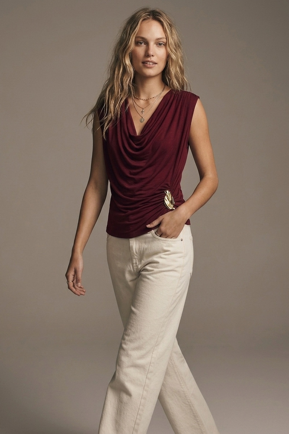 Top ligero de viscosa color burdeos con acento dorado y sin mangas drapeado