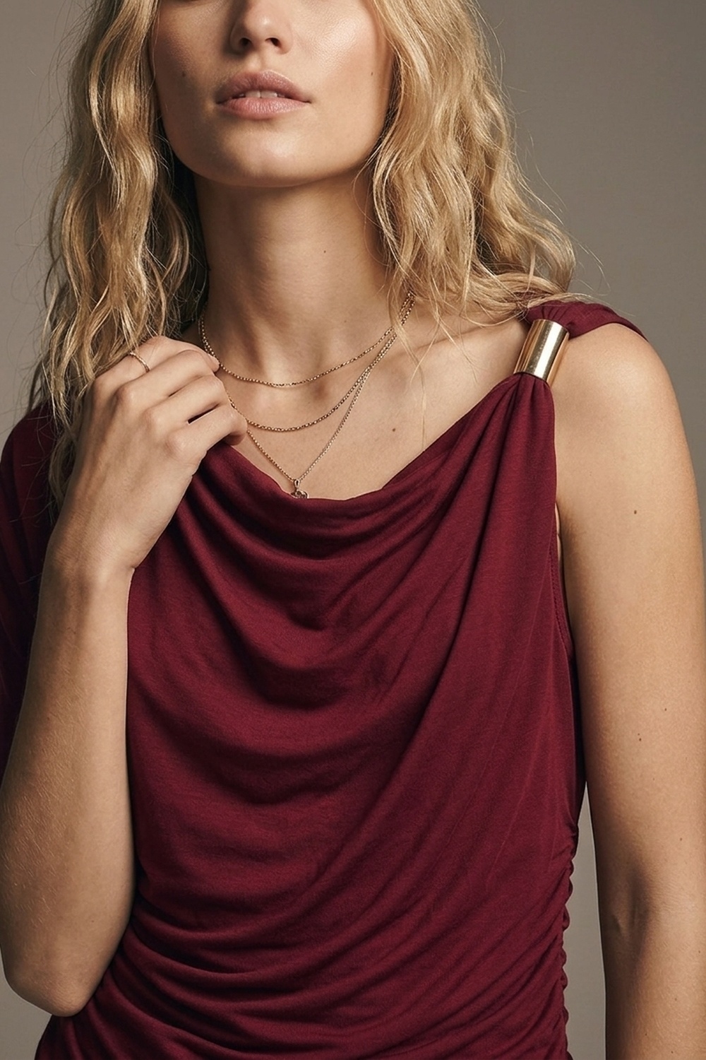 Blusa Asim&eacute;trica con Acento Met&aacute;lico en Jersey Burdeos