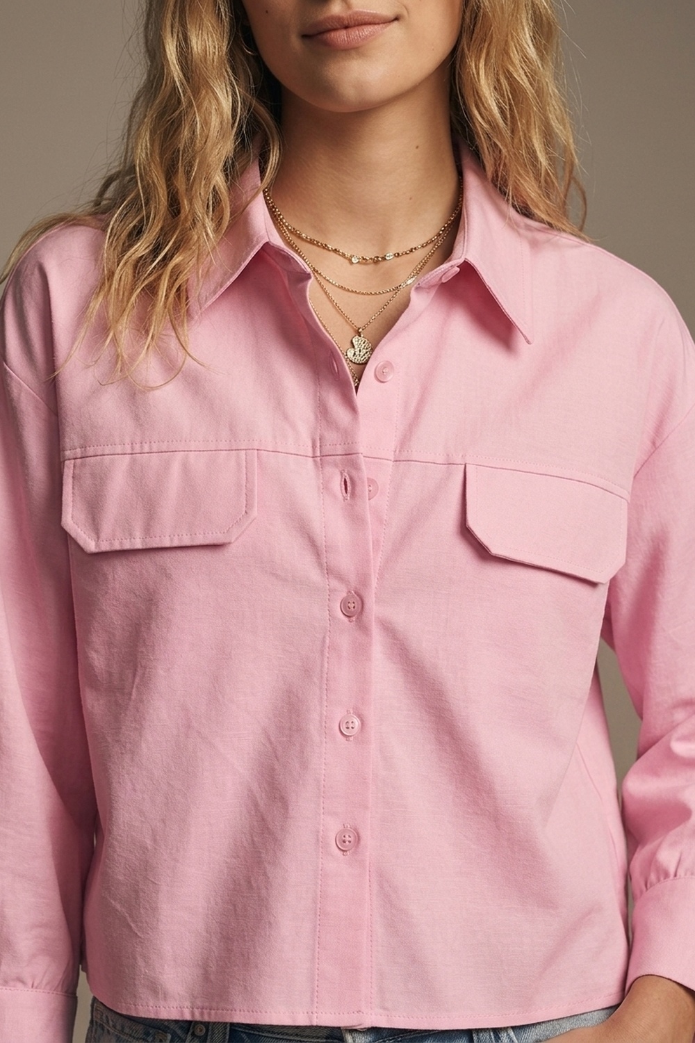 Camisa corta de tela oxford rosa con bolsillos en el pecho