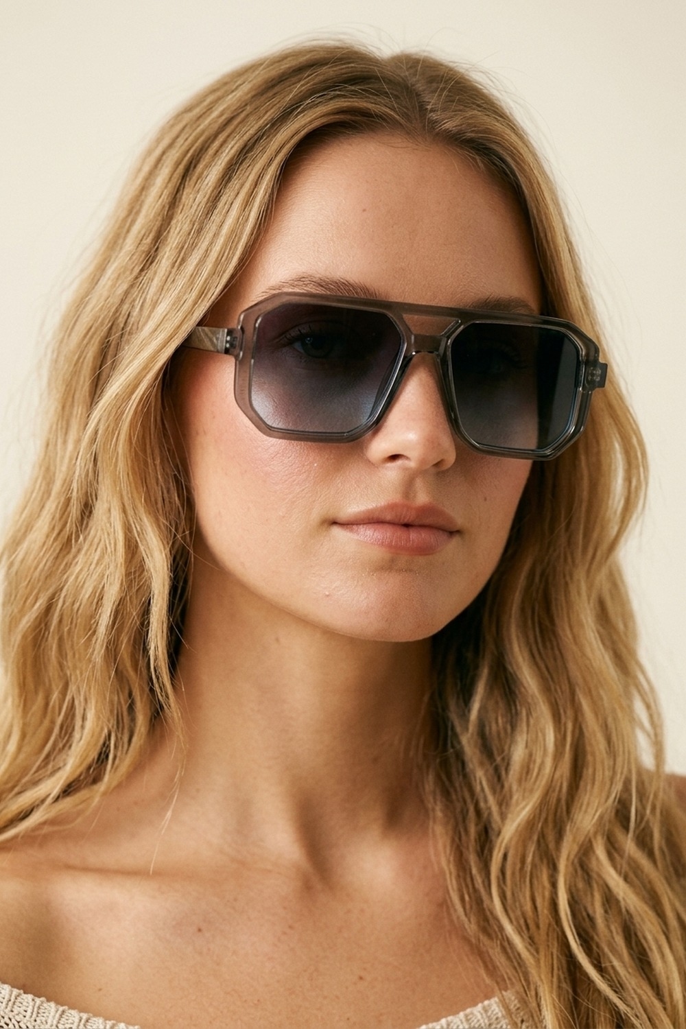 Gafas de sol geométricas de gran tamaño con montura transparente gris y degradado Gafas de sol geométricas de gran tamaño con montura transparente gris y degradado