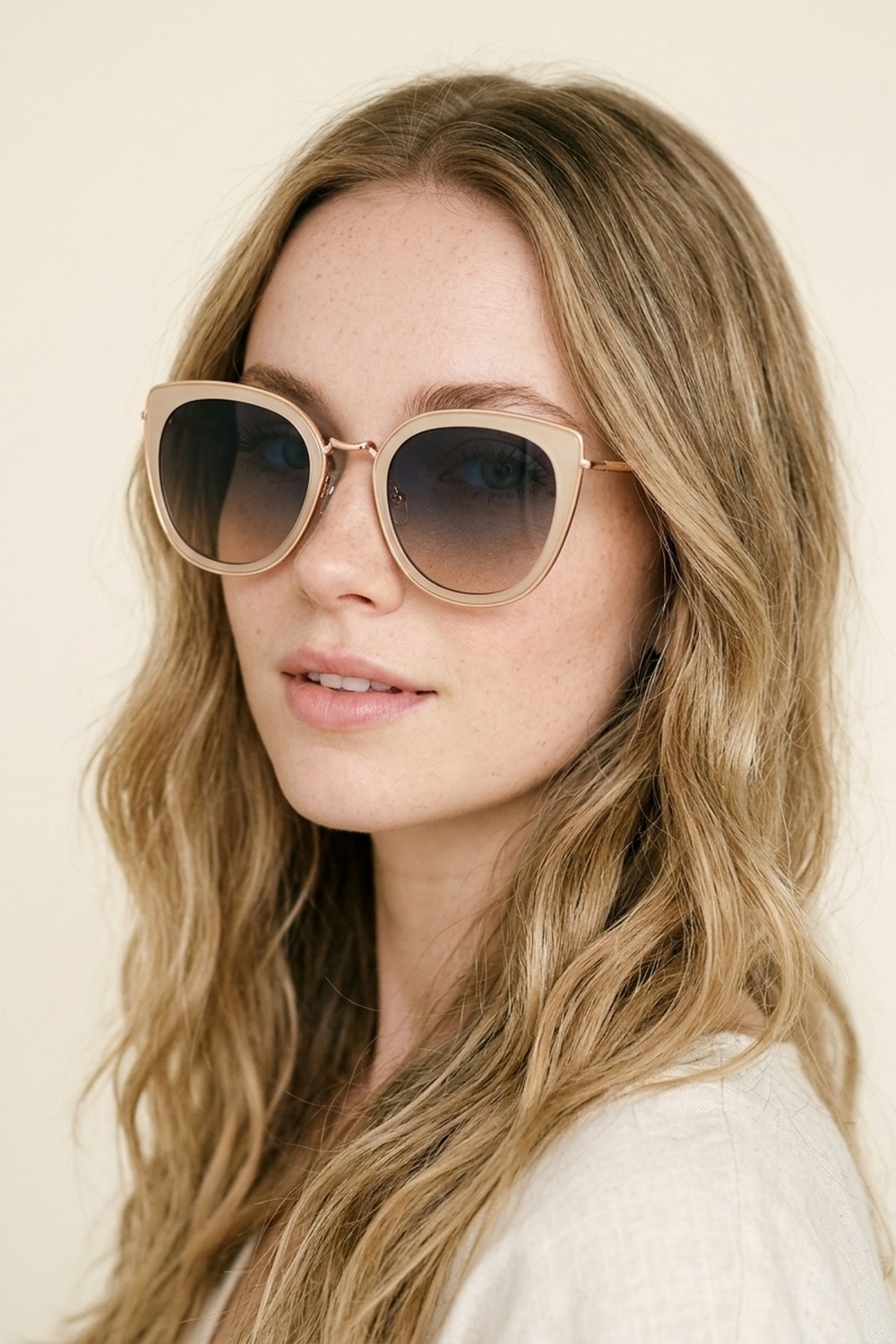 Gafas de sol beige de ojo de gato con montura metálica y degradado de gran tamaño Gafas de sol beige de ojo de gato con montura metálica y degradado de gran tamaño