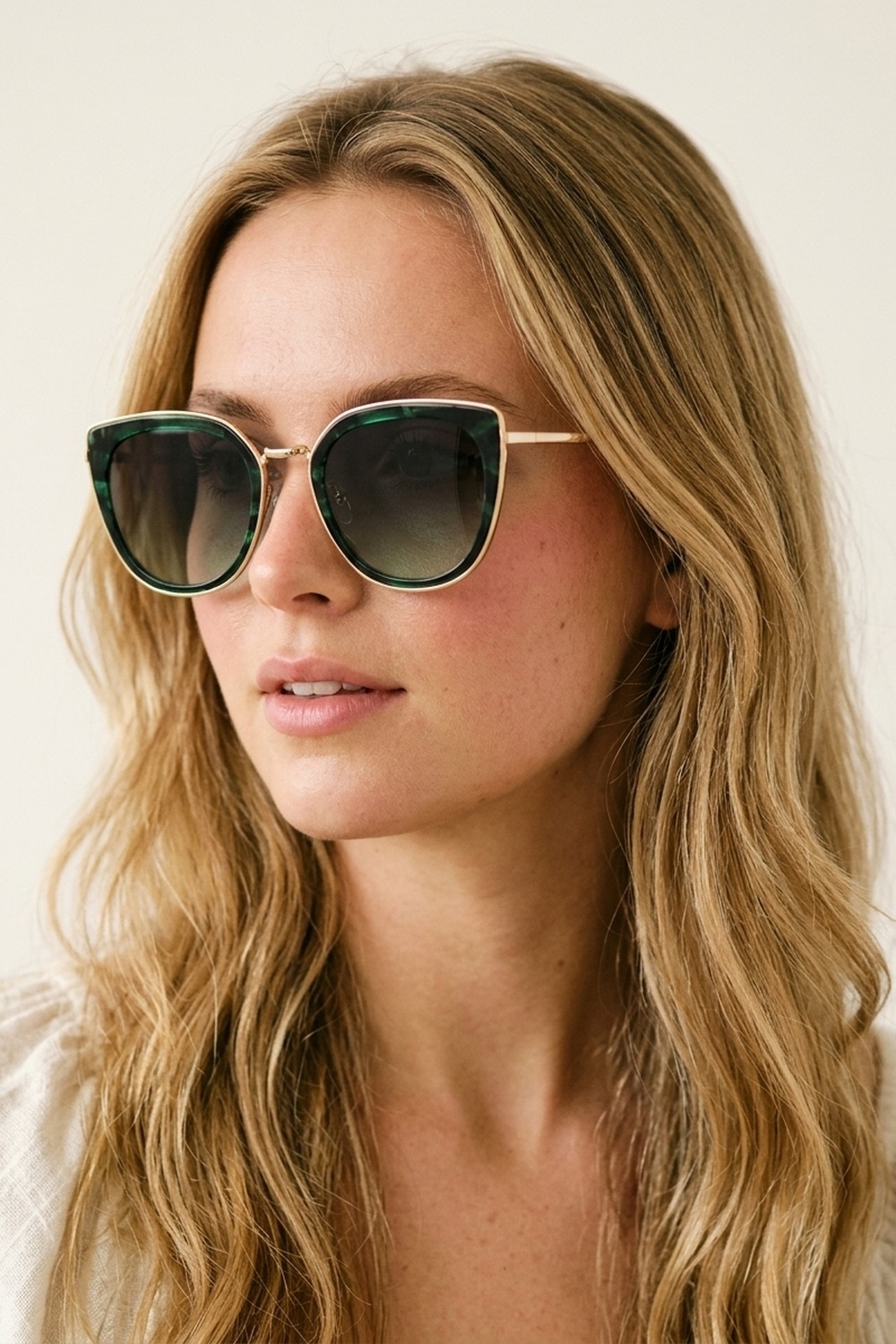 Gafas de sol con montura de metal y lentes degradados con efecto de m&aacute;rmol verde