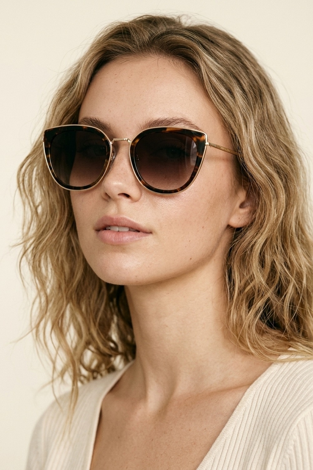 Gafas de sol marrones de ojo de gato con efecto de carey y lentes degradadas