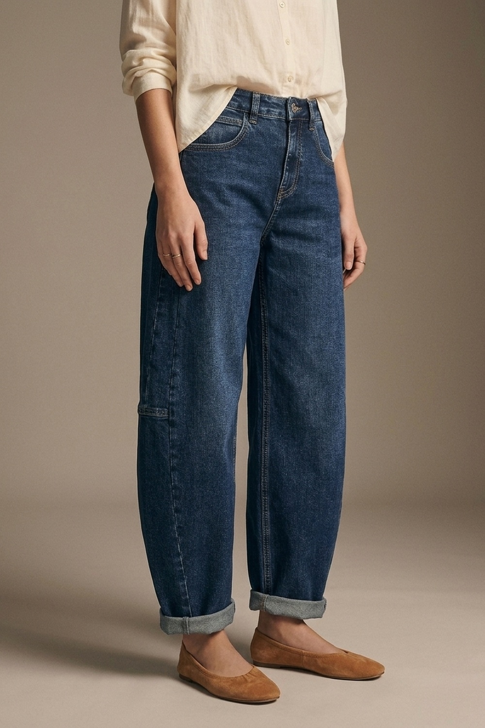 Jeans de mezclilla azul oscuro de pierna ancha con dobladillo vuelto y costuras laterales