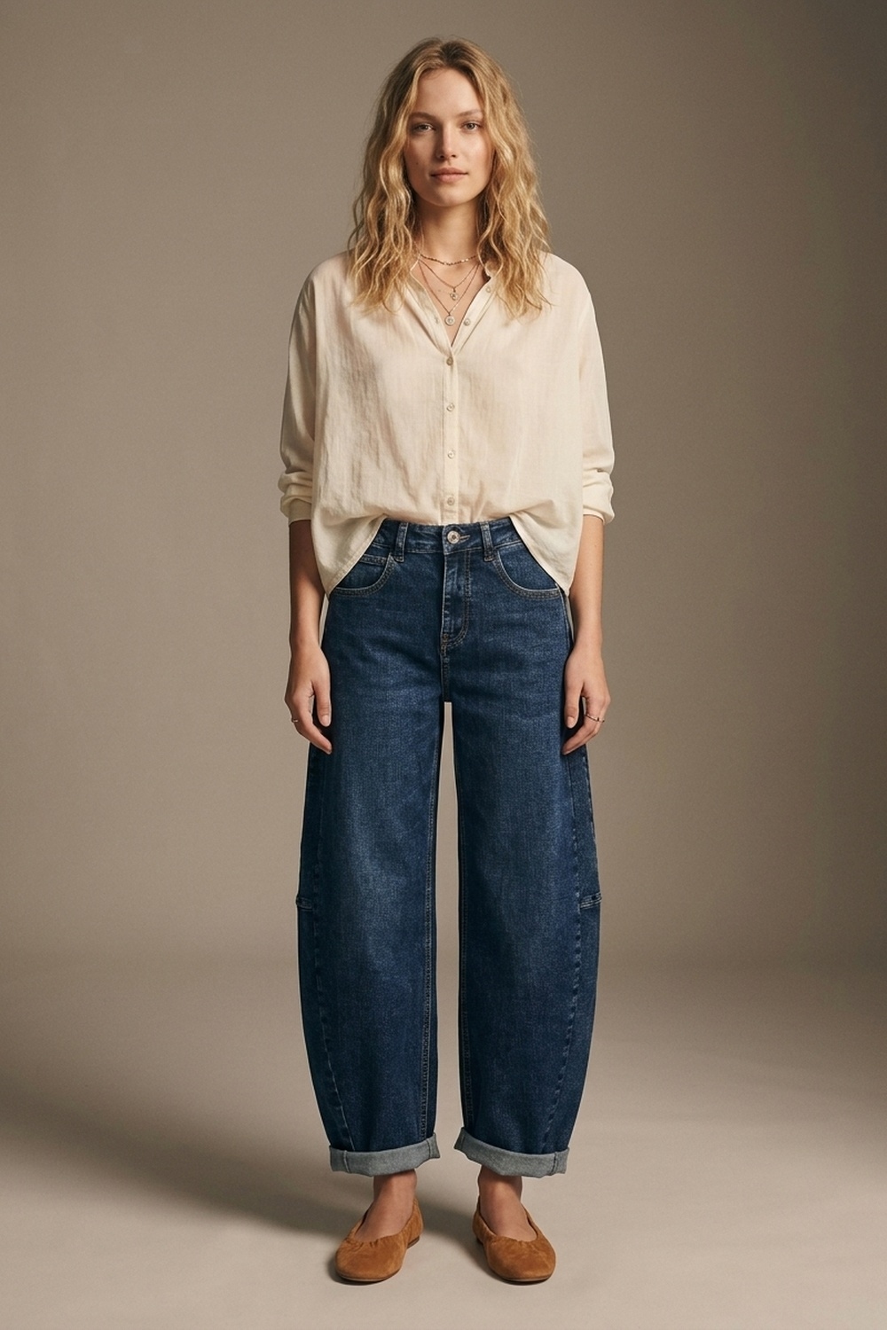 Jeans de mezclilla azul oscuro de pierna ancha con dobladillo vuelto y costuras laterales