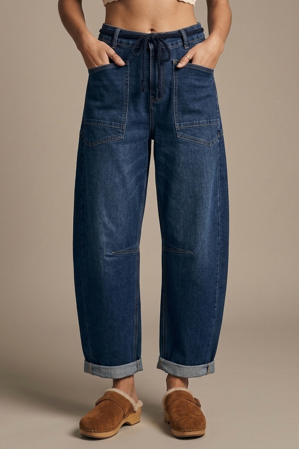 Jeans oscuros con cintura de cordón con puño enrollado y pierna ancha Jeans oscuros con cintura de cordón con puño enrollado y pierna ancha