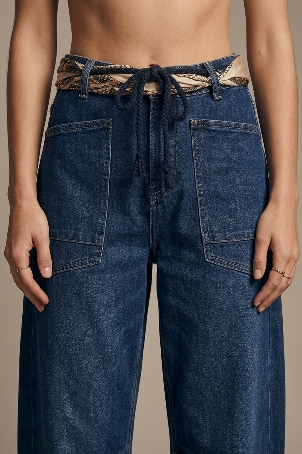 Jeans oscuros con cintura de cordón con puño enrollado y pierna ancha Jeans oscuros con cintura de cordón con puño enrollado y pierna ancha