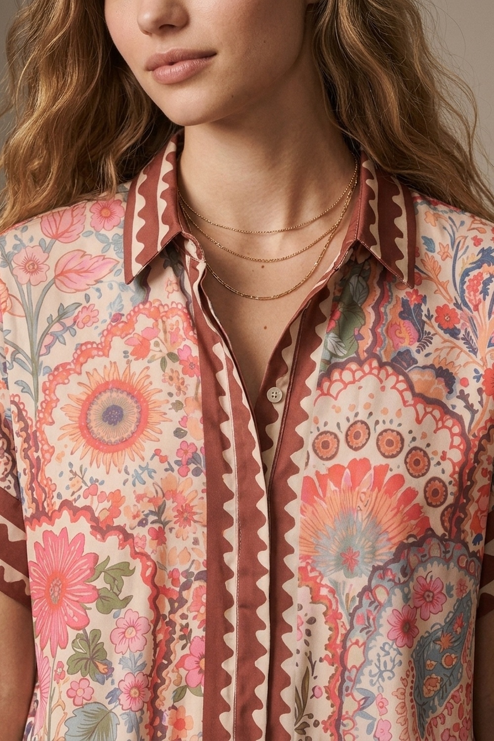 Camisa con estampado floral multicolor de tela ligera con ribete en contraste