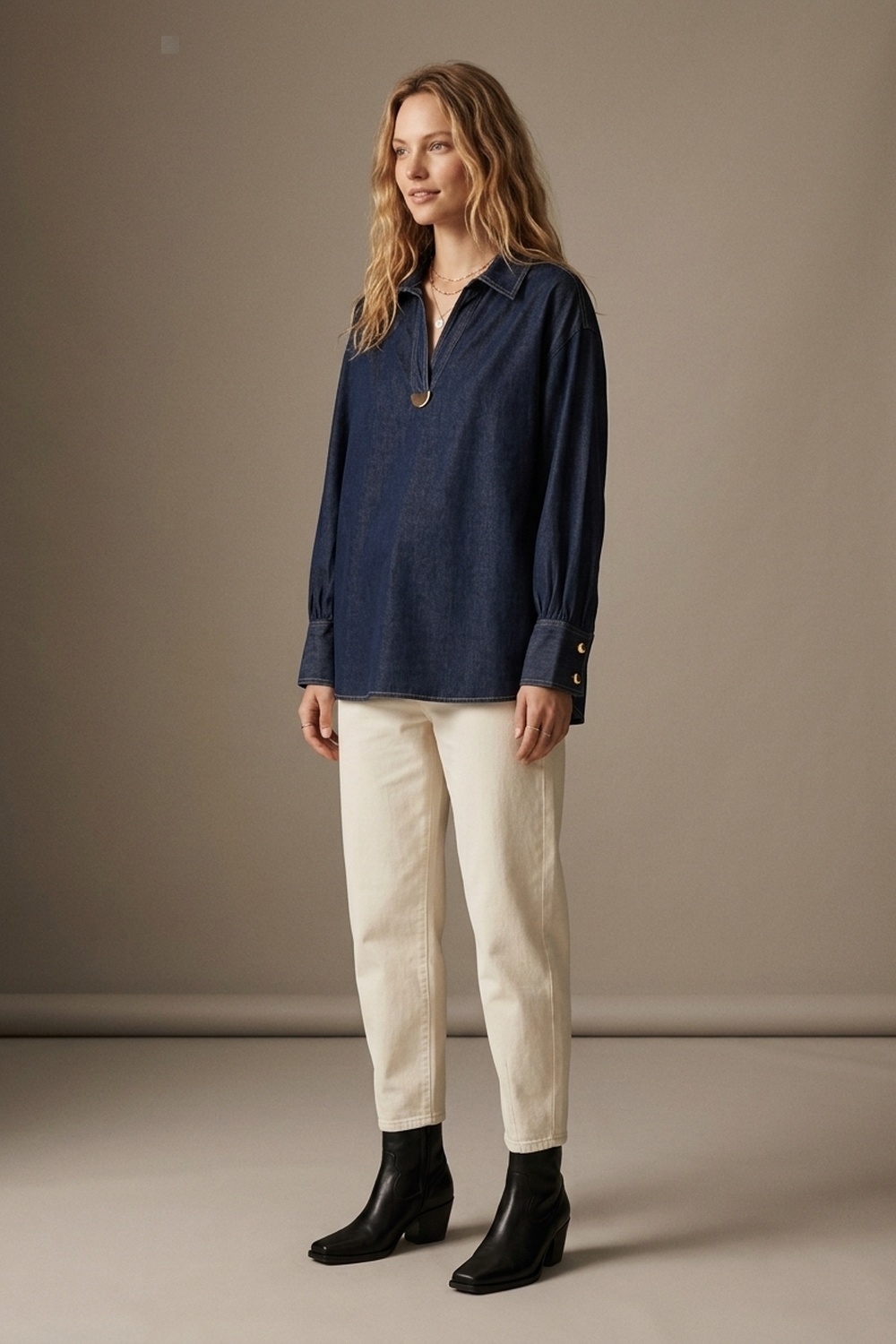 Camisa en denim ligera con ribete dorado en cuello en V