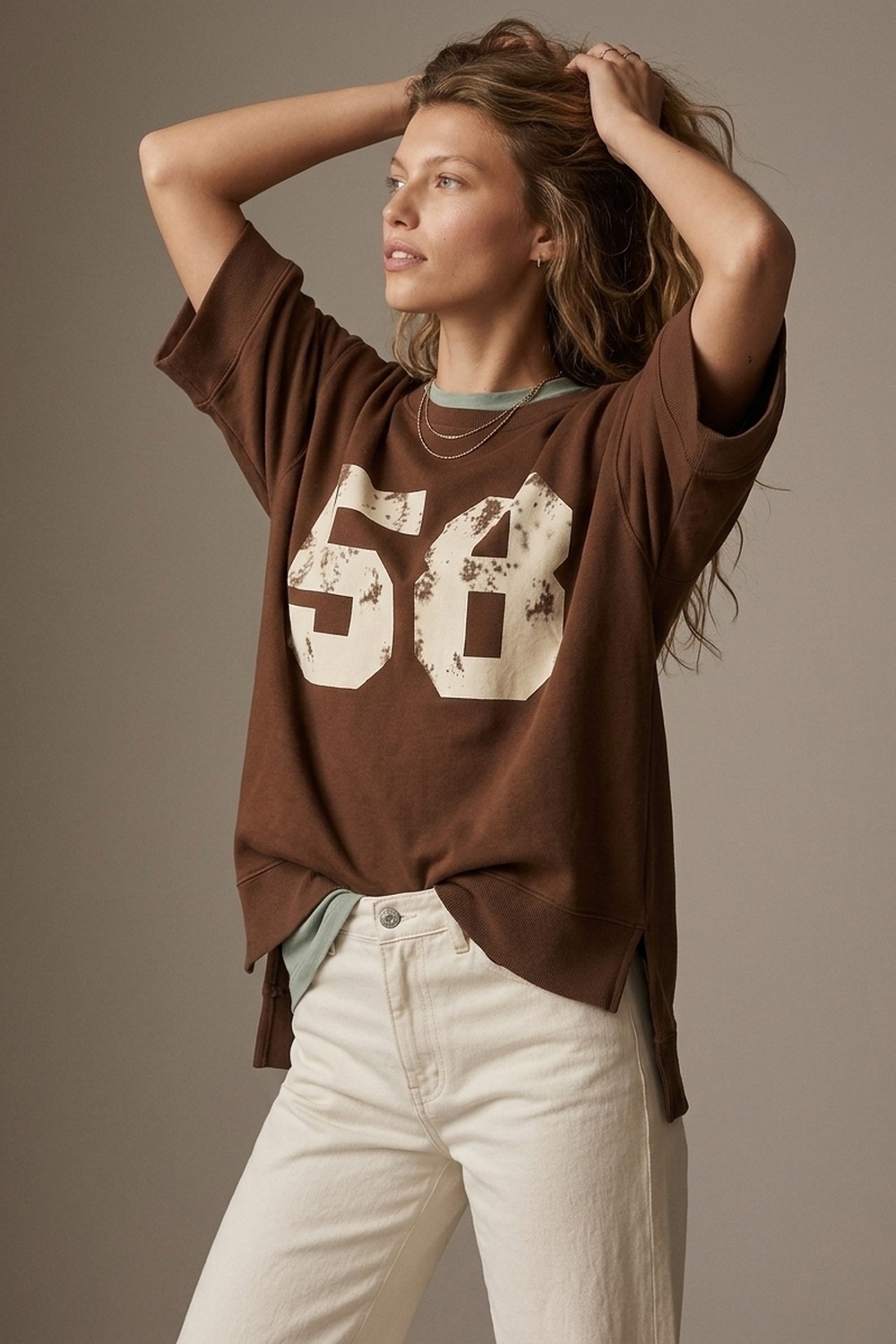 Sudadera marr&oacute;n gr&aacute;fica n&uacute;mero 58 con manga corta y ajuste relajado