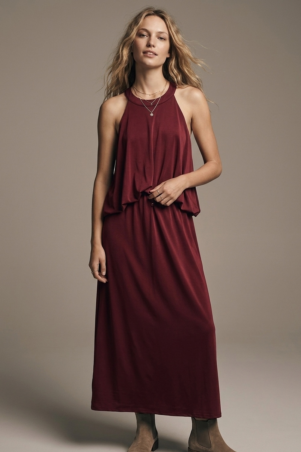 Vestido Maxi de Cuello Halter de Tela El&aacute;stica Suave en Burdeos