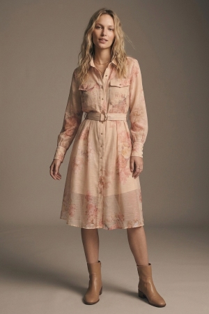 Vestido camisero midi de gasa con cinturón y estampado floral beige con botones dorados