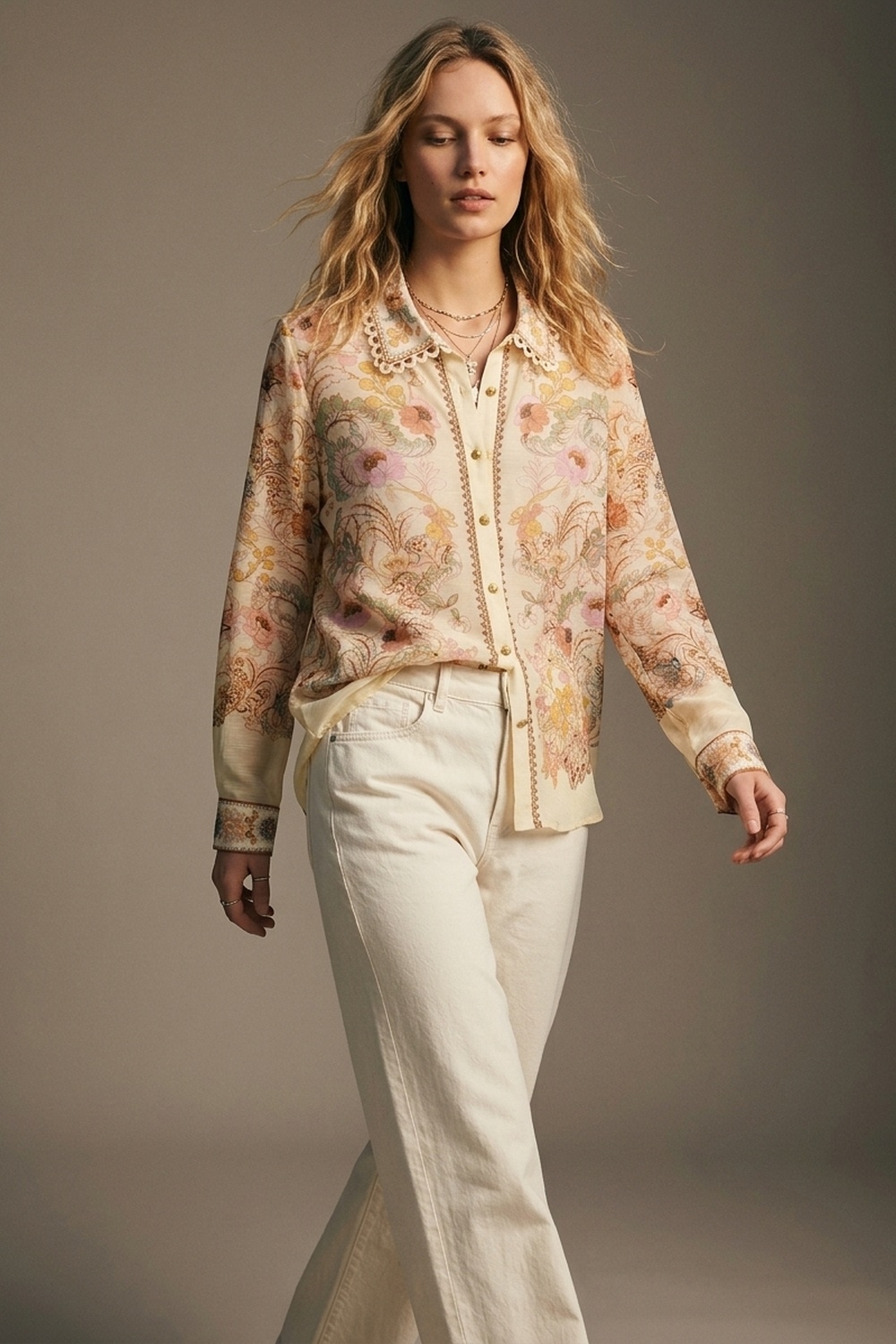 Camisa amarilla mantequilla con estampado floral y detalle de encaje