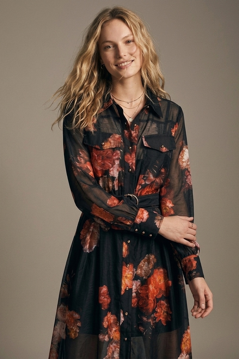 Vestido camisero midi negro con estampado floral cintur&oacute;n mangas largas y tela transparente