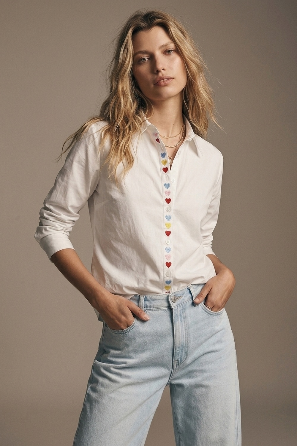 Camisa Blanca con Botones al Frente y Bordado de Corazones
