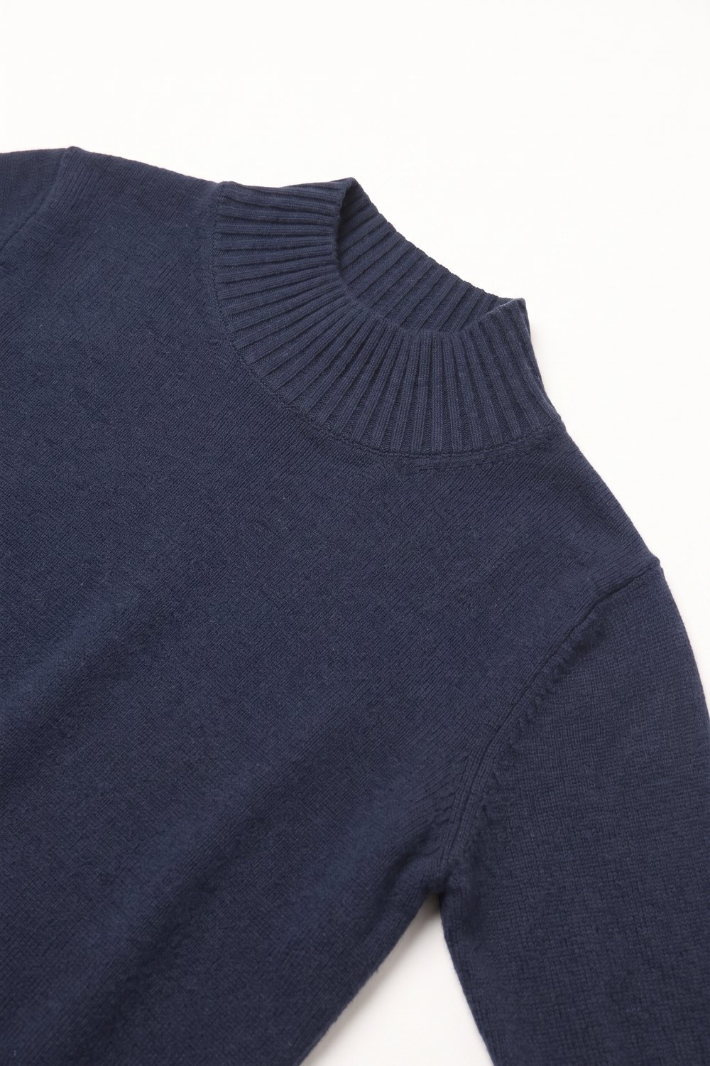 Suéter de punto grueso acanalado de cuello alto color azul marino con manga a la altura del codo Suéter de punto grueso acanalado de cuello alto color azul marino con manga a la altura del codo