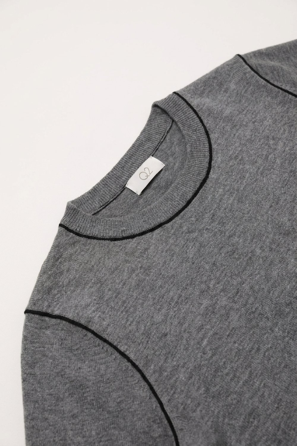 Suéter gris de punto fino con costura en contraste y cuello redondo de manga corta Suéter gris de punto fino con costura en contraste y cuello redondo de manga corta